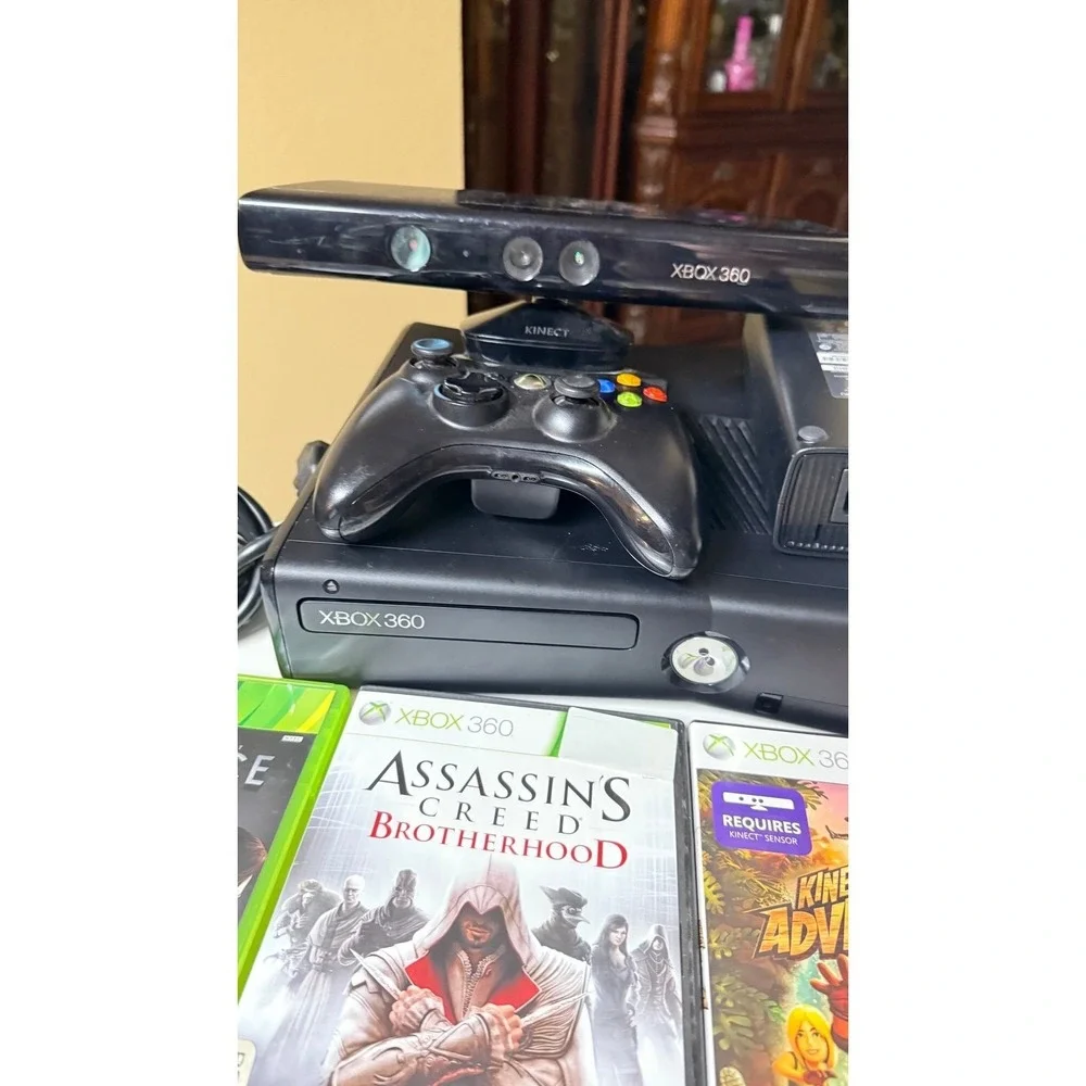 Xbox 360 game console system‎ with Kinect, 1 controller, and 5 games